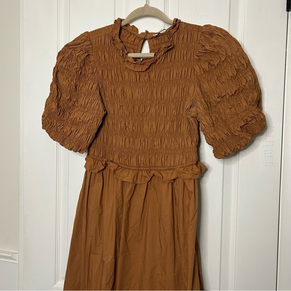 Moon River Exclusive Caramel Bubble Sleeve Smocked Midi Dress - Picture 4 of 13